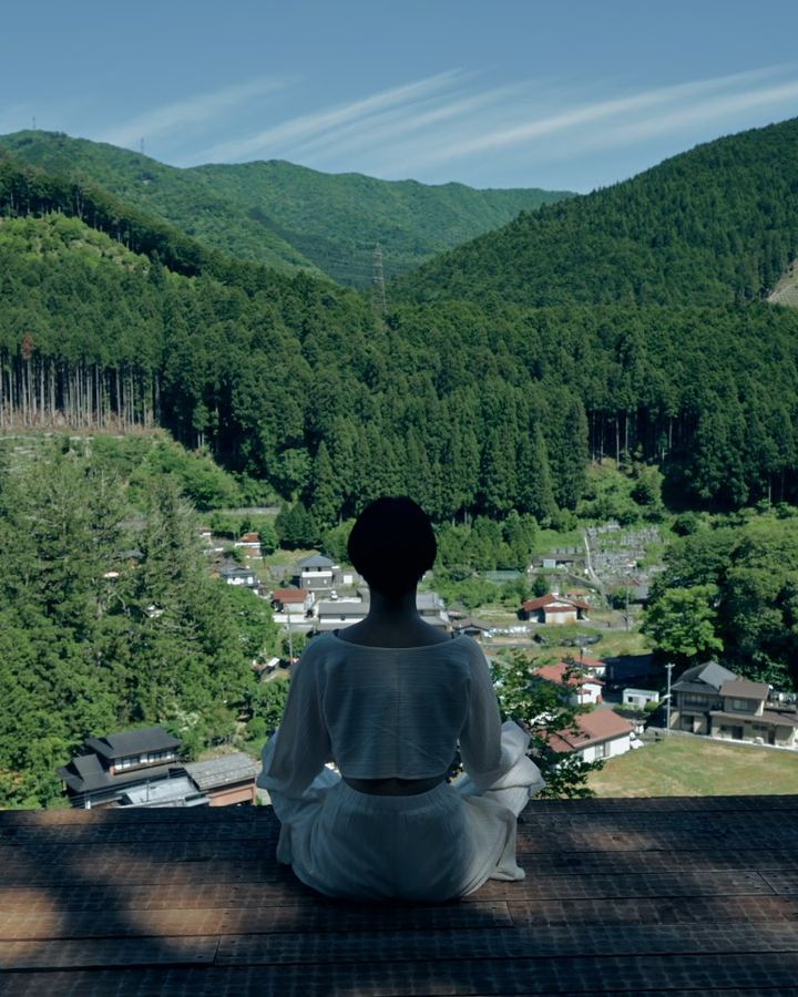 山に向かって坐る